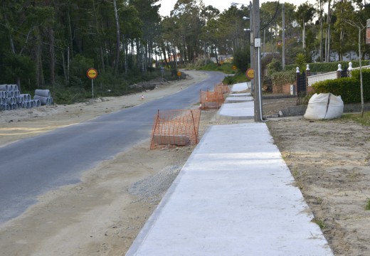 O concello de Riveira afianza a seguridade viaria en Espiñeirido coa construción de 35 metros de beirarrúas na estrada DP 7103